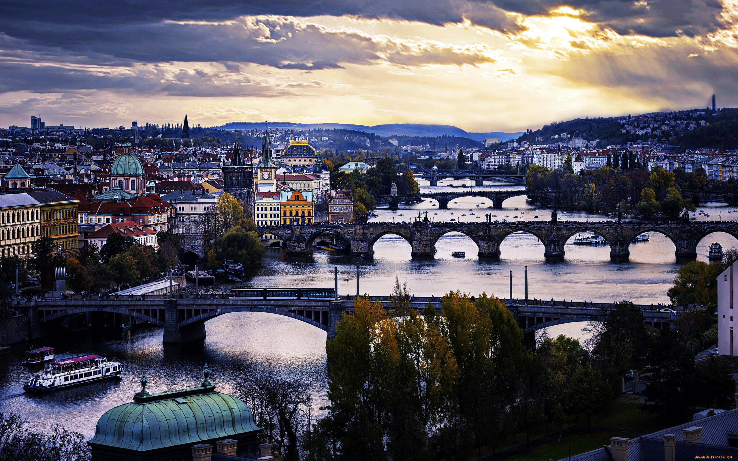 Прага река Влтава здания